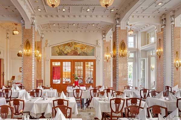 Thermia Palace Hotel - das Restaurant mit dem Bild von Alfons Mucha