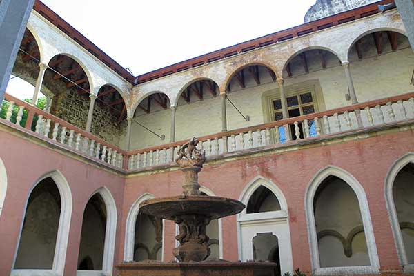 Blick in den Innenhof des Palastes von Visegrád