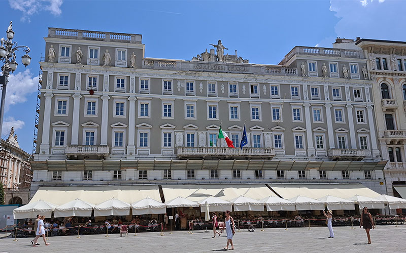 Das Caffè degli Specchi am großen Platz von Triest