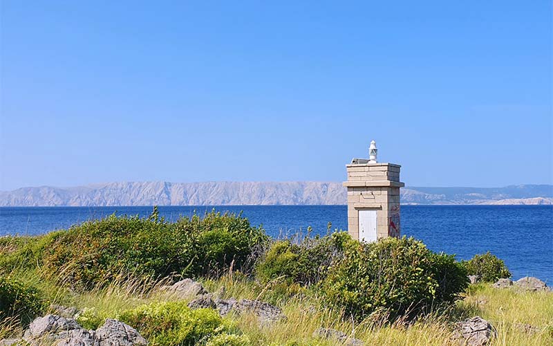 Der Leuchtturm auf der kleinen Halbinsel