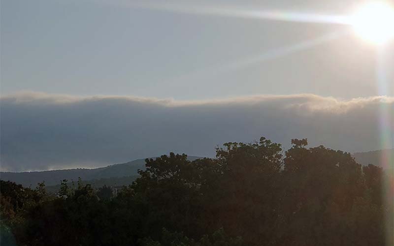 Eine Wolkenwand über dem Velebit Gebirge kündigt Schlechtwetter an