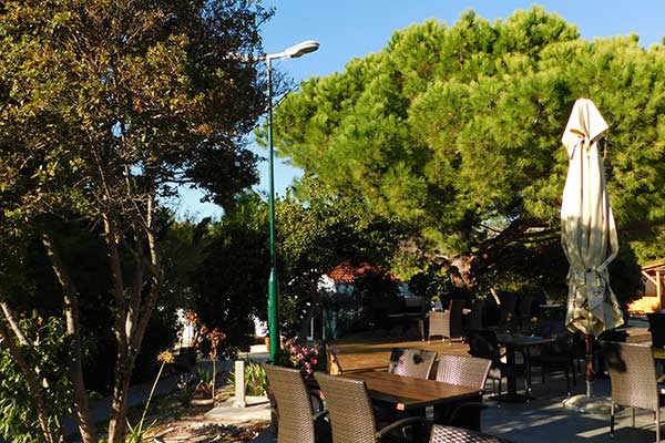 Blick auf die Terrasse des Restaurants am Campingplatz Adriatic