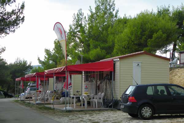 Ein Blick auf die Mobilheime am Campingplatz Vranjica Belvedere in Trogir