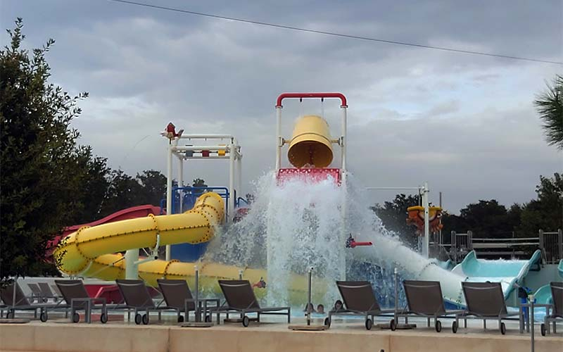 Richtig cool - der zweite Swimmingpool mit Rutschen