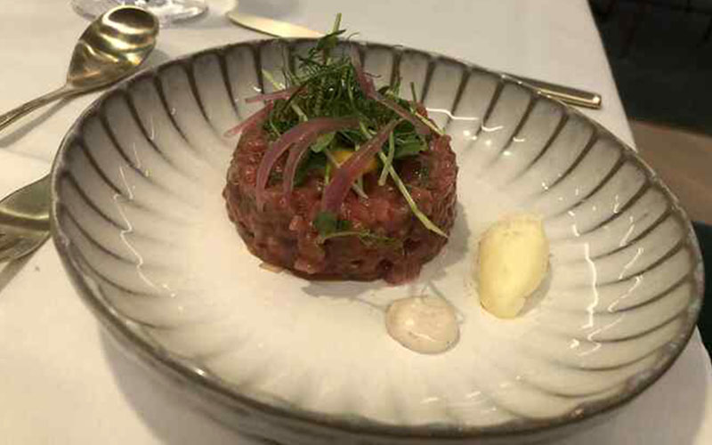Das Beef Tartar auf Sauerteigtoast (Foto © Hamedinger/Lichtenauer)
