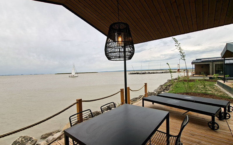 Blick von der Terrasse auf den See