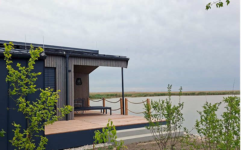 Blick auf ein Guesthouse und den See