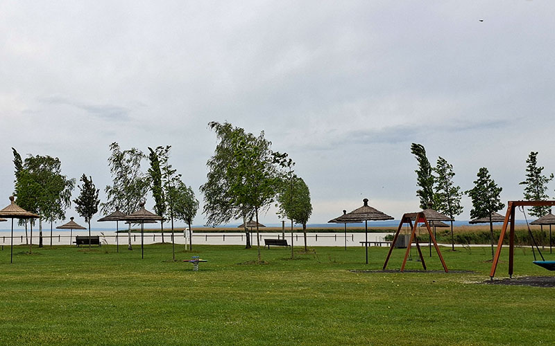 Blick zum Strand und Spielplatz