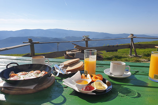 Frühstück mit wunderbarer Aussicht - am Alois-Günther-Haus (Foto © Alpenverein Edelweiss, Andreas Hölzl)