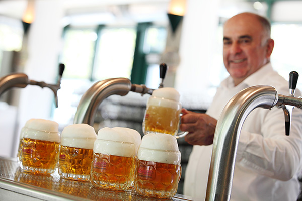 Auch das Bier richtig zu zapfen ist eine Kunst (Foto © Redtenbacher, Schweizerhaus)