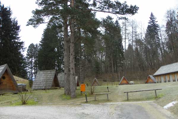 Die Glamping Holzhütten des Campingplatzes Bled