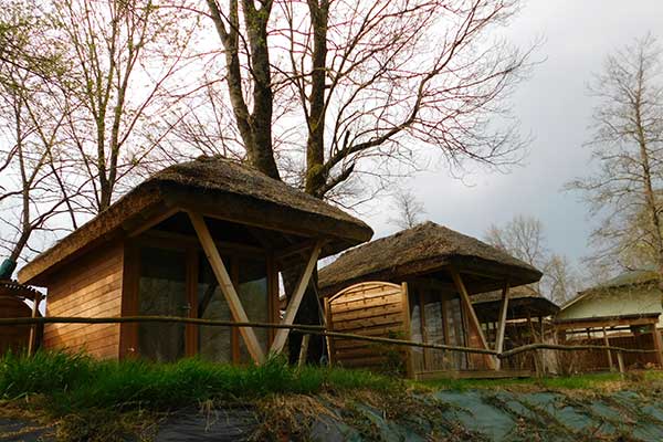 Die Keltenhütten des Campingplatzes Bela Krajina