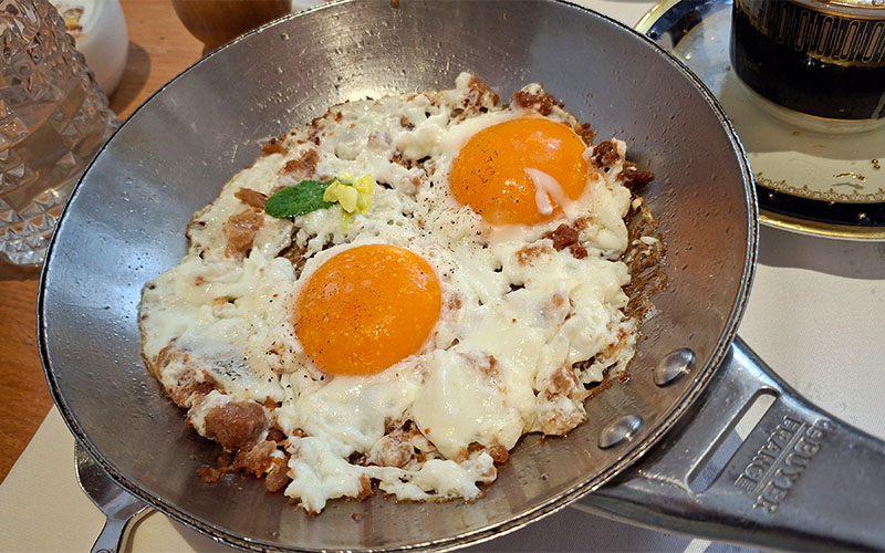 Die Spiegeleier werden immer frisch im Pfandl gebraten