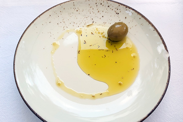 Das kulinarische Erlebnis startet mit Olive, Olivenöl und Brot