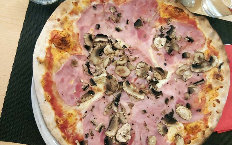 Auch die Schinken-Champignon-Pizza schmeckte ausgezeichnet