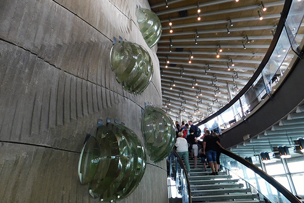 Die Kristallkugeln beim Stiegenaufgang zum Restaurant 