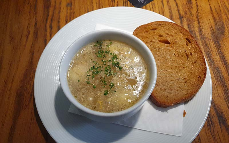 Die Knoblauchsuppe mit Quargel