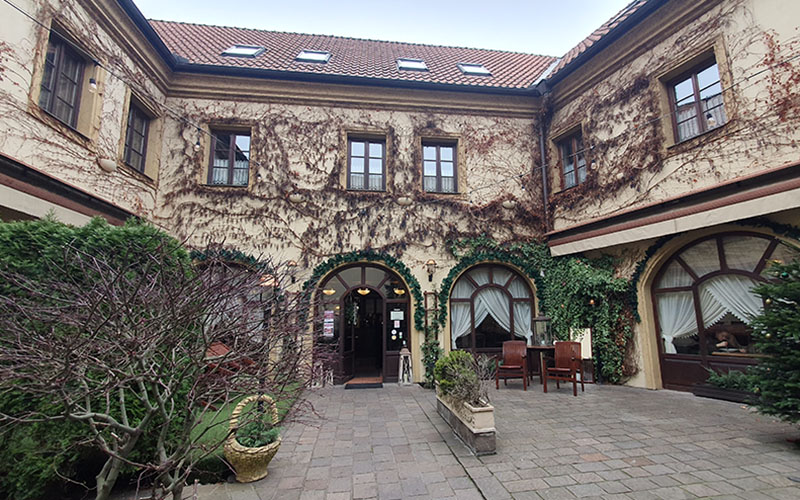 Im Innenhof des Restaurants Octárna