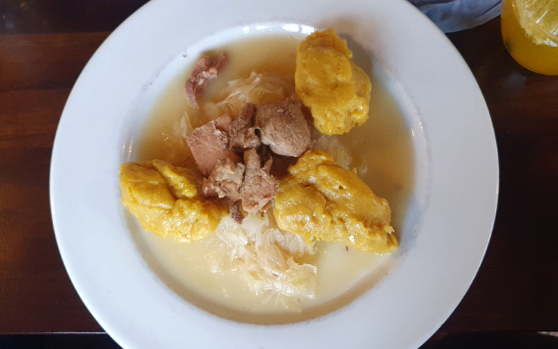 Schweinebraten mit "Knödel" und Sauerkraut