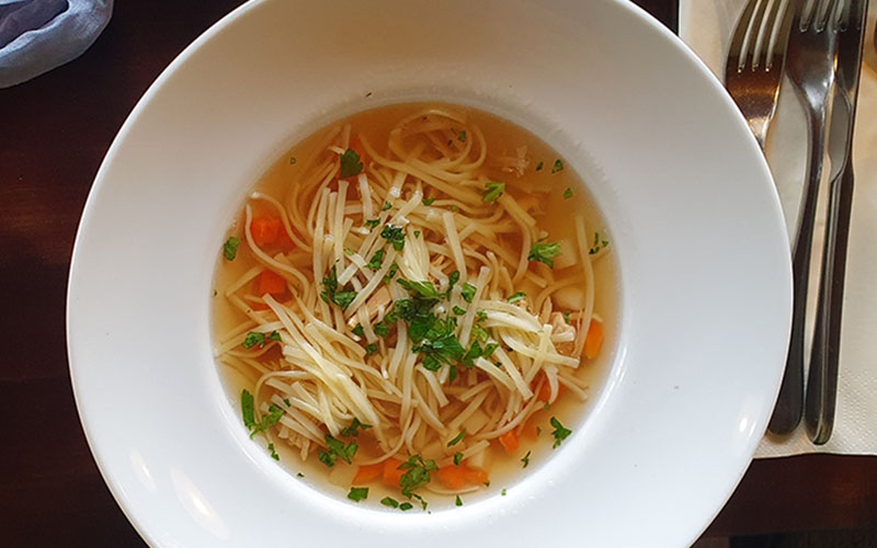 Eine Nudelsuppe zu Beginn