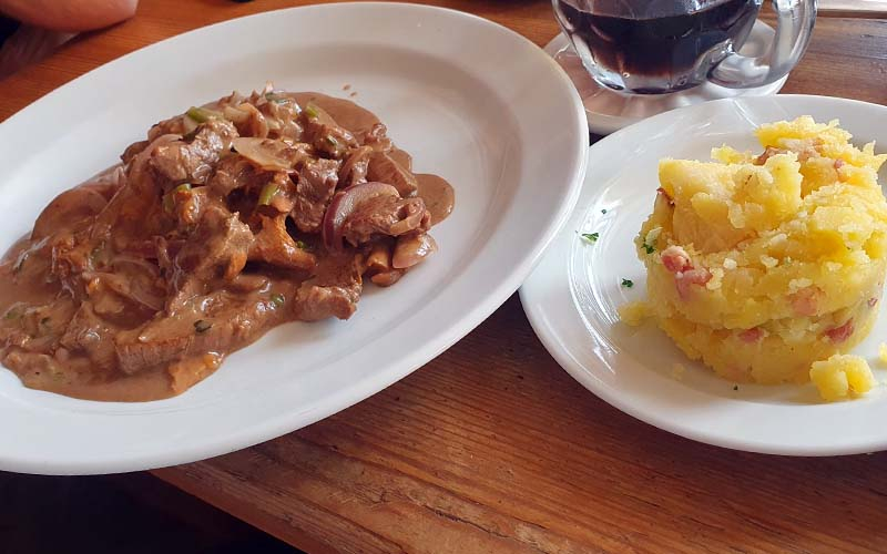 Geschnetzeltes mit Eierschwammerl und Kartoffelstampf