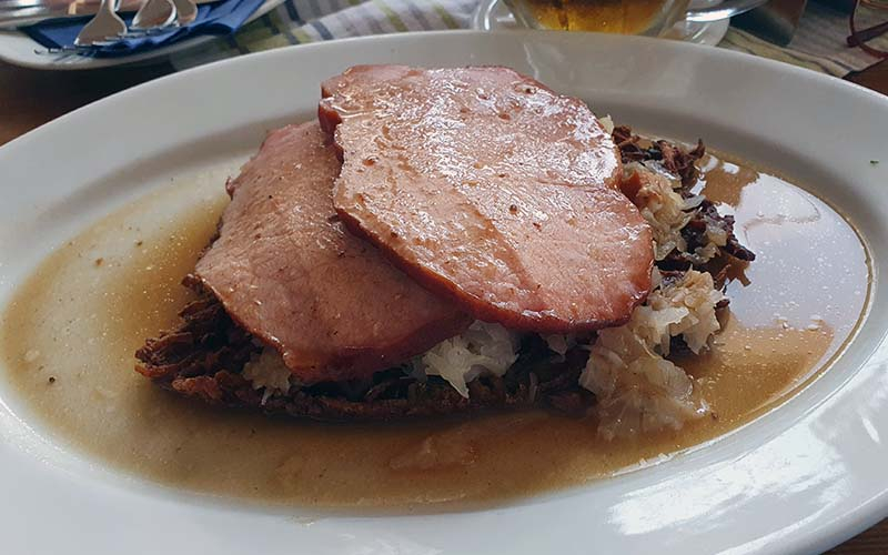 Kartoffelpuffer mit Kraut und Gselchtem