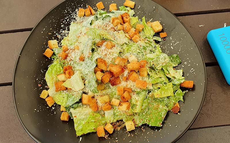 Der Cäsar-Salat schmeckt ausgezeichnet