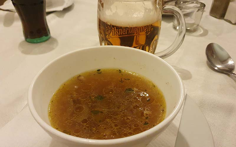 Eine hausgemachte Suppe und natürlich tschechisches Bier