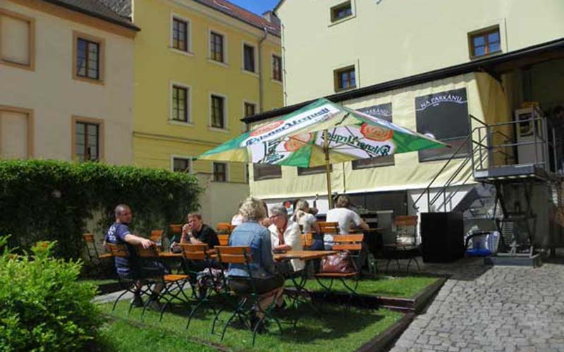 Im Sommer - im Gastgarten