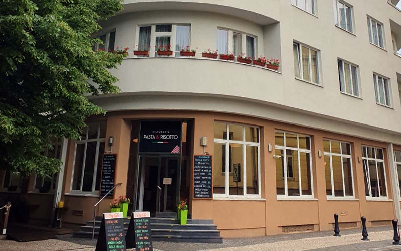 Eingang zum Hotel Bellevue Tlapák