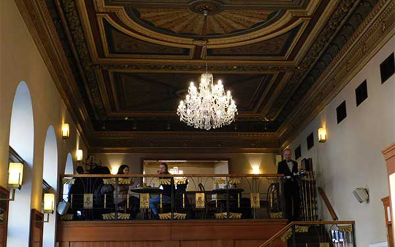 Blick zur Decke im Café Savoy
