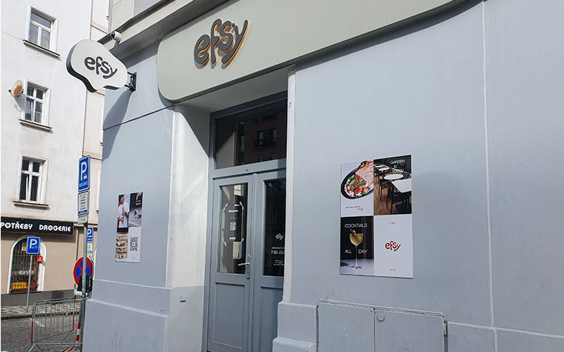 Die Außenfront vom Café Etsy