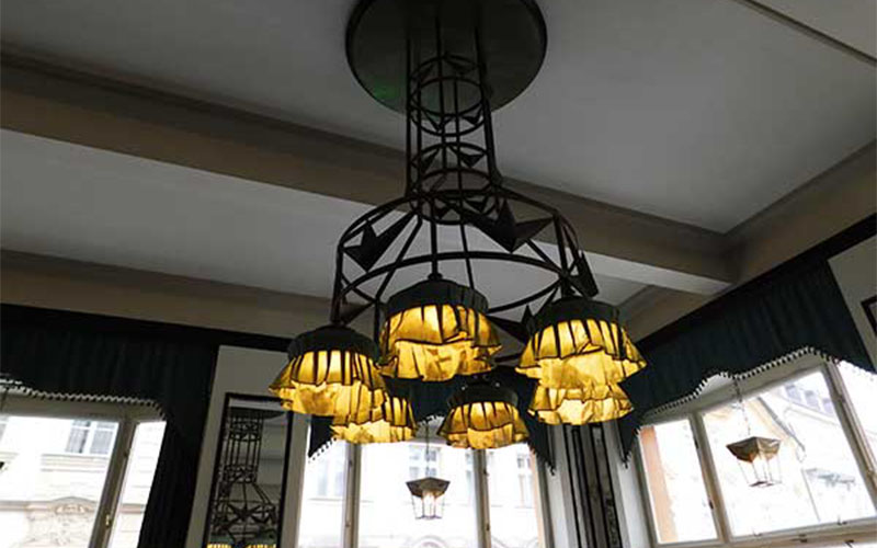 Lampen in kubistischem Stil