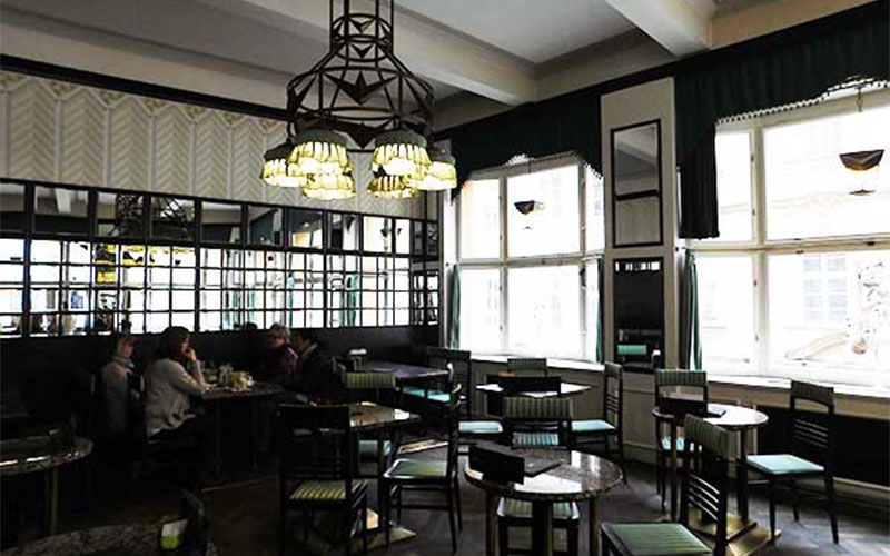 Blick ins Grand Orient Cafe In Prag