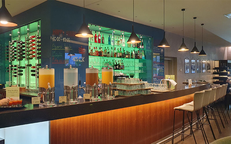 Blick zur Bar zur Frühstückszeit