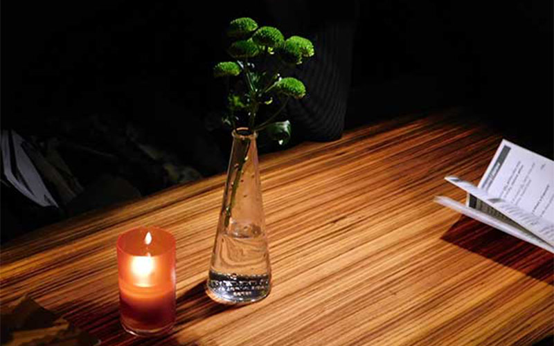 Gemütlich bei Kerzenlicht im Inneren