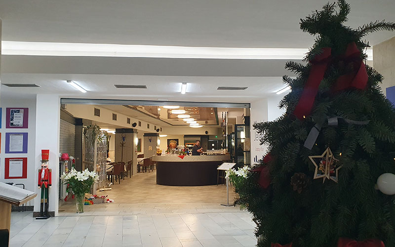 Blick zur Bar und zum Selbstbedienungs-Restaurant