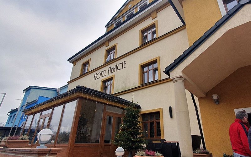 Blick zu Hotel und Restaurant Abácie