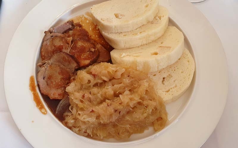 Schweinsbraten mit Kraut und Knödel