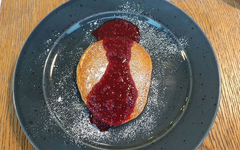 Palatschinken mit Himbeersauce