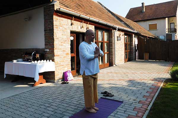Yoga mit dem Chef des Hauses, Sándor Barota