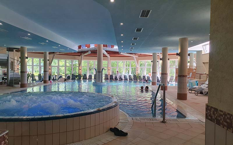 Blick auf den Indoor-Pool