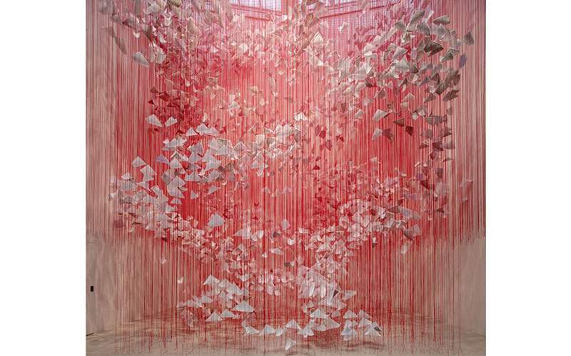 Chiharu Shiota, Letters of Love, 2022 © Installationsansicht: MOCA Jacksonville, Florida, USA, Foto: Doug Eng Copyright 2025 und die Künstlerin