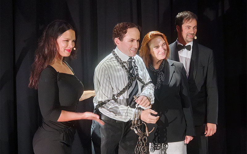 Harry Houdini mit Anca und Lucca und einem Fan