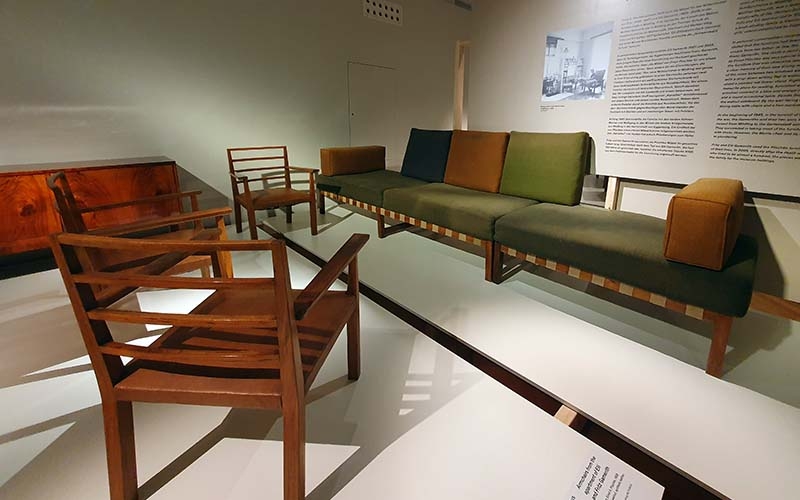 Interessante Farbkombinationen im Möbelmuseum Wien