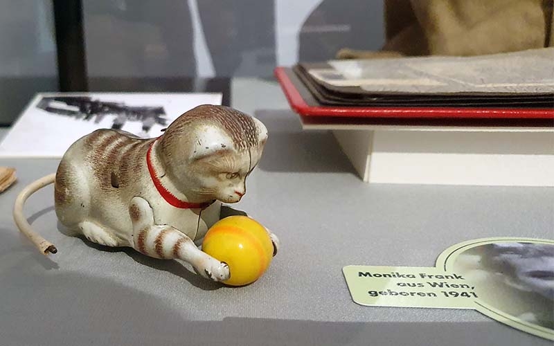 Metallkatze - ein Spielzeug der Kinder des Krieges