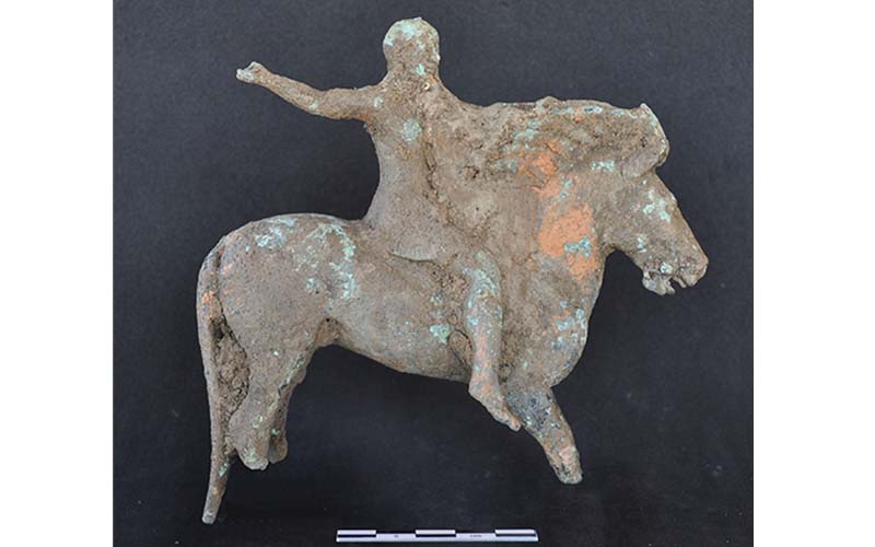 So sah die Figur bei ihrer Auffindung aus (Foto © Institute of Archaelogy of the Albanian Academy of Sciences (ASHSH), Tirana / Paul Getty Museum, Los Angeles)
