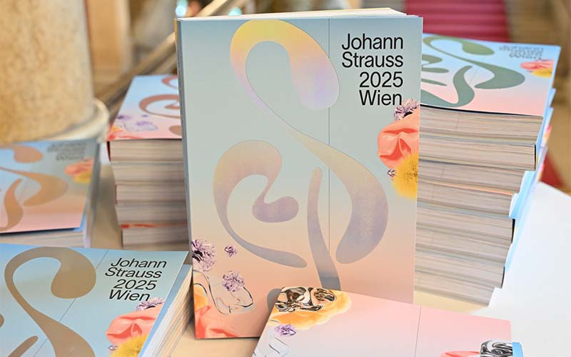 Am besten ihr besorgt euch ein Programmbuch oder geht auf die Website www.johannstrauss2025.at 