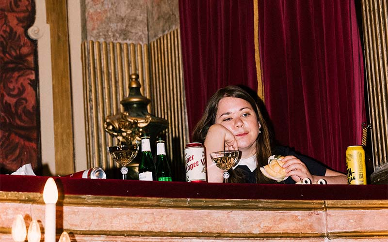 Stefanie Sargnagel wird einen kritischen Blick auf den Opernball werfen (Foto © Pertramer, Rabenhof)