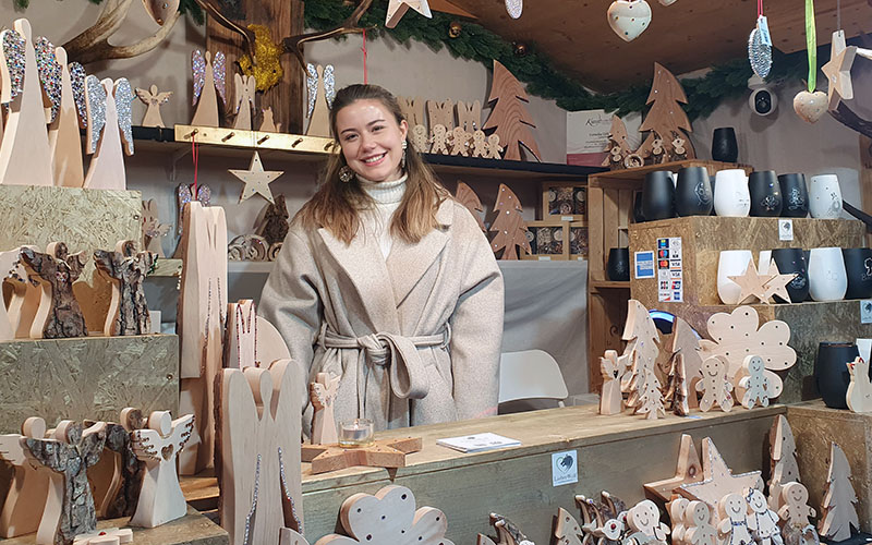 Holzengel, die um die Wette glitzern